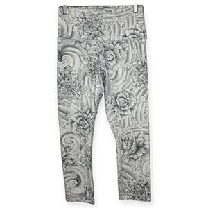 NWOT Lululemon White Grey Wunder Under High Rise 7/8 Length Floral Design Size 6